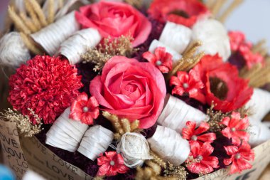 Yakın plan büyük güzel bir buket karışık çiçek. Çiçek arkaplanı ve duvar kağıdı. Çiçek dükkanı konsepti. Taze kesilmiş güzel bir buket. Çiçek teslimatı