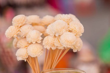 Yakın plan büyük güzel bir buket karışık çiçek. Çiçek arkaplanı ve duvar kağıdı. Çiçek dükkanı konsepti. Taze kesilmiş güzel bir buket. Çiçek teslimatı