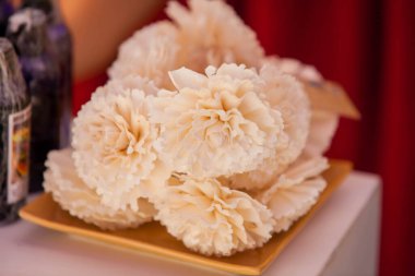 Yakın plan büyük güzel bir buket karışık çiçek. Çiçek arkaplanı ve duvar kağıdı. Çiçek dükkanı konsepti. Taze kesilmiş güzel bir buket. Çiçek teslimatı