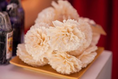 Yakın plan büyük güzel bir buket karışık çiçek. Çiçek arkaplanı ve duvar kağıdı. Çiçek dükkanı konsepti. Taze kesilmiş güzel bir buket. Çiçek teslimatı