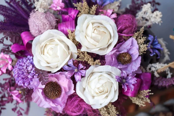 Yakın plan büyük güzel bir buket karışık çiçek. Çiçek arkaplanı ve duvar kağıdı. Çiçek dükkanı konsepti. Taze kesilmiş güzel bir buket. Çiçek teslimatı