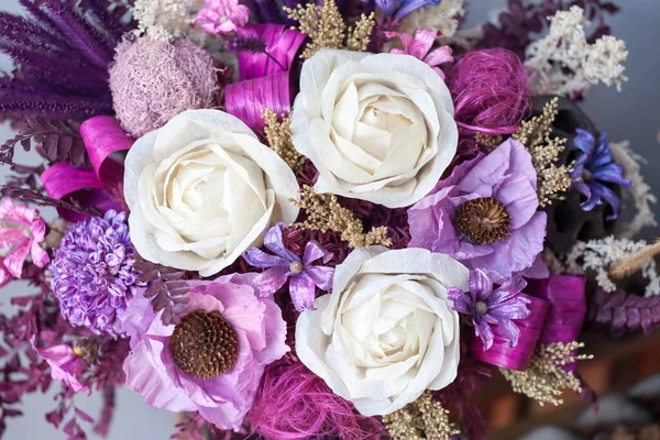 Yakın plan büyük güzel bir buket karışık çiçek. Çiçek arkaplanı ve duvar kağıdı. Çiçek dükkanı konsepti. Taze kesilmiş güzel bir buket. Çiçek teslimatı