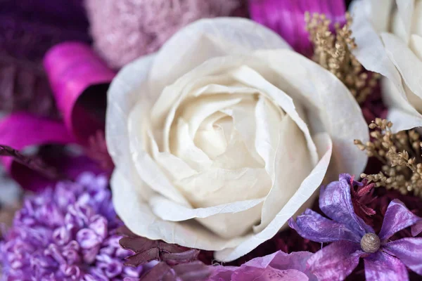 Yakın plan büyük güzel bir buket karışık çiçek. Çiçek arkaplanı ve duvar kağıdı. Çiçek dükkanı konsepti. Taze kesilmiş güzel bir buket. Çiçek teslimatı