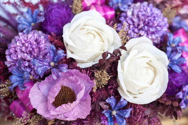 Yakın plan büyük güzel bir buket karışık çiçek. Çiçek arkaplanı ve duvar kağıdı. Çiçek dükkanı konsepti. Taze kesilmiş güzel bir buket. Çiçek teslimatı