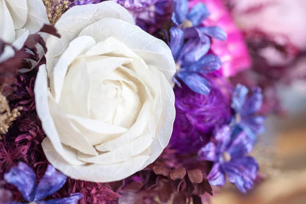 Yakın plan büyük güzel bir buket karışık çiçek. Çiçek arkaplanı ve duvar kağıdı. Çiçek dükkanı konsepti. Taze kesilmiş güzel bir buket. Çiçek teslimatı