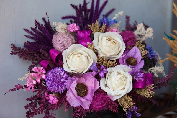 Yakın plan büyük güzel bir buket karışık çiçek. Çiçek arkaplanı ve duvar kağıdı. Çiçek dükkanı konsepti. Taze kesilmiş güzel bir buket. Çiçek teslimatı