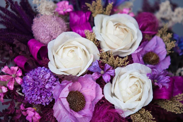 Yakın plan büyük güzel bir buket karışık çiçek. Çiçek arkaplanı ve duvar kağıdı. Çiçek dükkanı konsepti. Taze kesilmiş güzel bir buket. Çiçek teslimatı