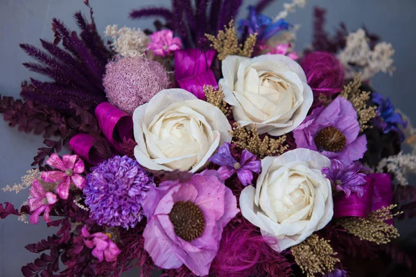 Yakın plan büyük güzel bir buket karışık çiçek. Çiçek arkaplanı ve duvar kağıdı. Çiçek dükkanı konsepti. Taze kesilmiş güzel bir buket. Çiçek teslimatı