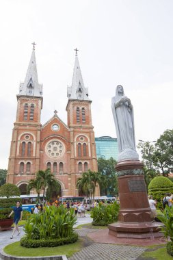 Ho Chi Minh şehri, Vietnam 01,2019 Notre Dame Katedrali veya Nha Tho Duc Ba. Saigon Katedral Bazilikası 'nın Notre-Dame Katedrali fotoğrafı güneşli bir günde Meryem Ana' nın resmi olarak katedral bazilikası.