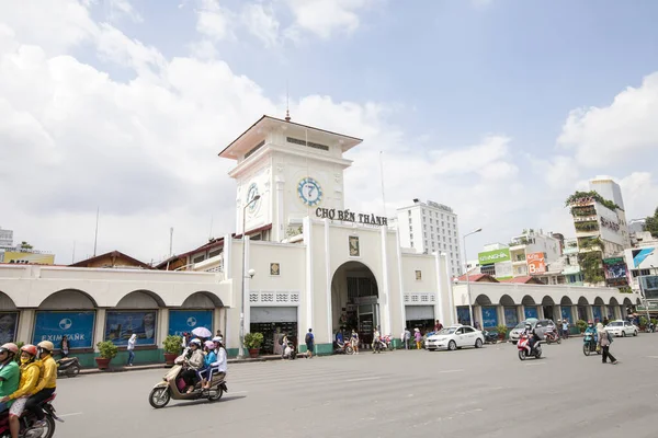 HO CHI MINH CITY, VİETNAM 17 Mart 2014: Ho Chi Minh City, Vietnam 'da Cho Ben Thanh veya Ben Thanh Market. Ben Thanh Pazarı Ho Chi Minh şehrinin en büyük pazarı ve ilgi odağı.