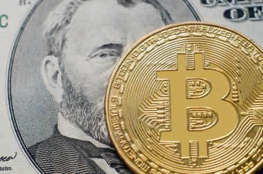 Bitcoin 50 dolar yakın çekim banknotlar üzerinde sembolik sikkeleri. Bir dolar için Exchange bitcoin nakit.  
