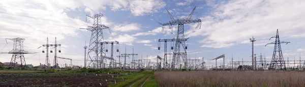 Panoramatický Obraz Vysokonapěťové Rozvodny Distribuce Elektrické Energie Siluety Sloupů Věží — Stock fotografie