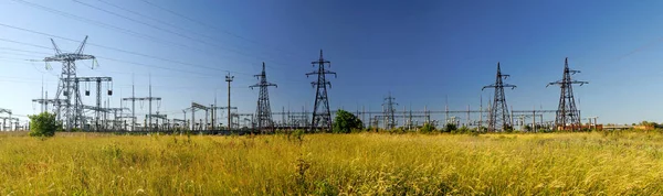 Yüksek voltajlı alt istasyonun panoramik görüntüsü. Dağıtım elektrik gücü