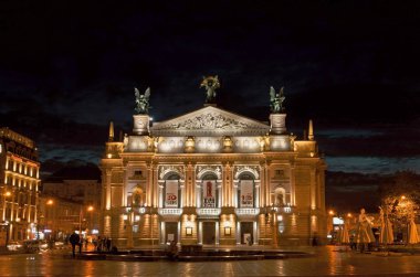 Lviv, Ukrayna - 25 Haziran 2018: Lviv opera Tiyatrosu gece. Lviv ünlü dönüm noktası gece aydınlatma.
