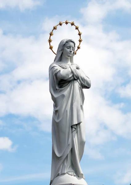 Estátua Virgem Maria Como Símbolo Amor Bondade Perto Igreja Católica — Fotografia de Stock