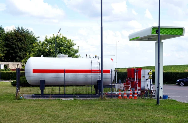 Sıvı propan benzin istasyonu. LPG İstasyonu doldurmak için propan gazı araç tankları dizel. Çevre dostu yakıt.