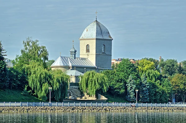 La iglesia sobre el estanque es un antiguo en Ternopil . —  Fotos de Stock