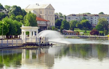 Yaz günü, şehir waterfront Ternopil, Ukrayna. Ternopil, Ukrayna'nın doğal cityscape.
