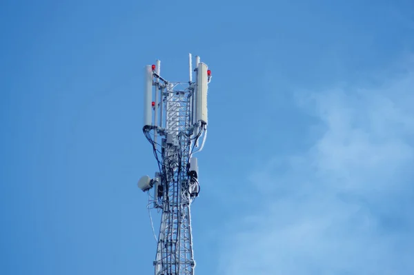 İletişim kulesi veya 3g 4g ağ telefon cellsite siluet mavi gökyüzü ve metin için yer. Dondurulmuş ekipman