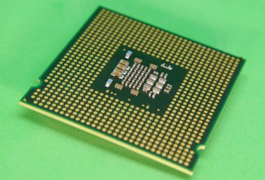 CPU çip yakın çekim. Yeşil arka plan üzerinde bilgisayar işlemcisi. Seçici odak.