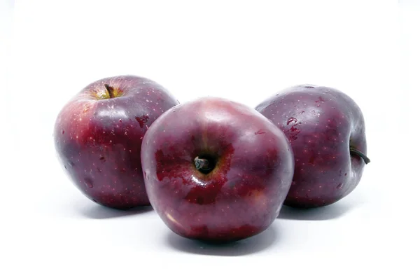 Varias Manzanas Rojas Mojadas Sobre Fondo Blanco —  Fotos de Stock