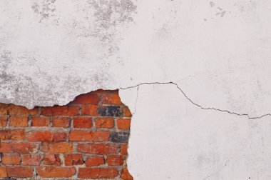 Hasarlı alçı duvar arka plan. Kırmızı tuğla beton duvar altında. Dokulu suface. Yarısı boyalı duvar. Çatlak ve pürüzlülük.