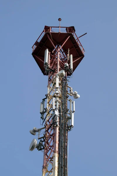 青い空に通信タワー3Gまたは4Gネットワーク電話サイトのシルエット 通信規格5Gの実装 — ストック写真