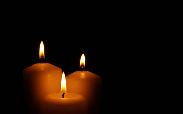 Velas encendidas como símbolo de la memoria eterna . —  Fotos de Stock