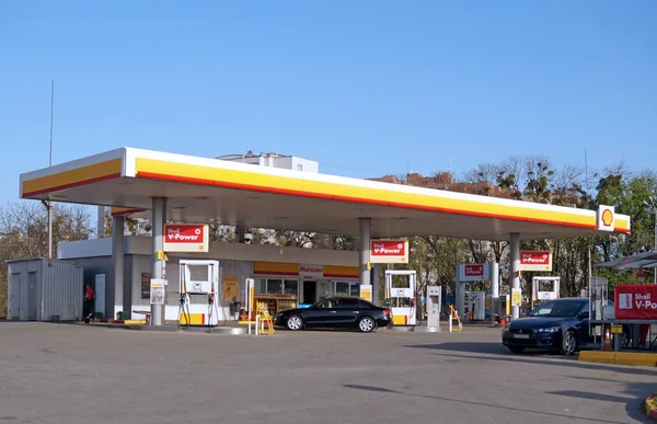 Shell benzin dolum istasyonu.