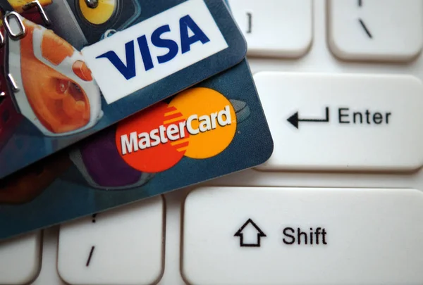 Primer plano de las tarjetas de crédito en el teclado del ordenador . — Foto de Stock