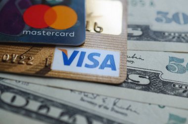 Amerikan Doları ile Visa ve Mastercard kredi kartı. 