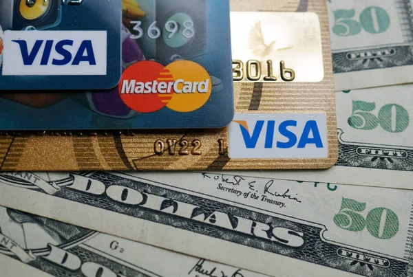 VISA y Mastercard tarjeta de crédito con dólares americanos — Foto de Stock