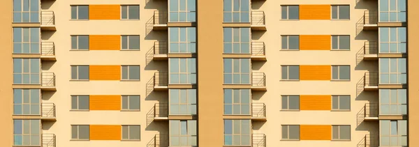 Grande fragmento de exterior simétrico do moderno apartamento multi re — Fotografia de Stock