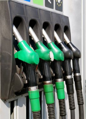 Yakıt ikmali için kolon üzerinde yakın çekim benzin tabancaları.