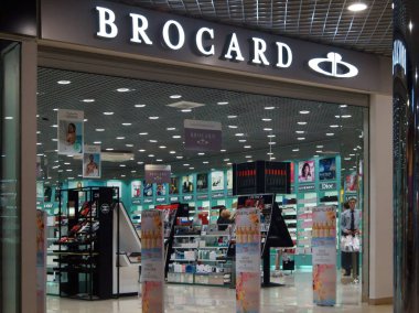  Brocard kozmetik ve parfüm mağazasına giriş