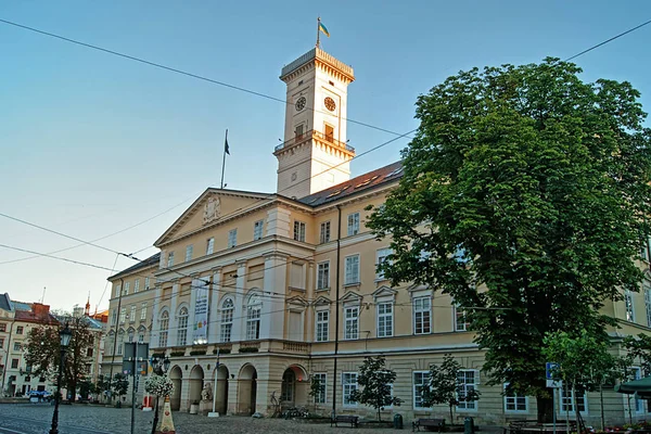 Lvivs stadshus och Rynok-torget på morgonen. — Stockfoto