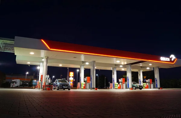 ORLEN posto de combustível e de gasolina à noite . — Fotografia de Stock