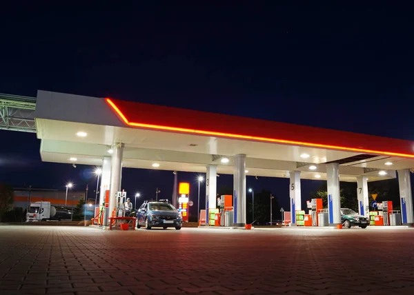 Posto de gasolina à noite com luzes — Fotografia de Stock