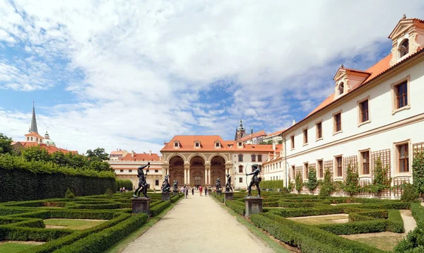 Dentro del jardín del Palacio Wallenstein en Praga . — Foto de Stock