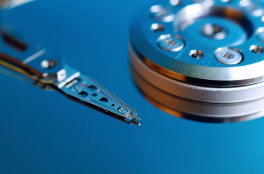 Sabit disk sürücüsü olmadan kapağı kapat.