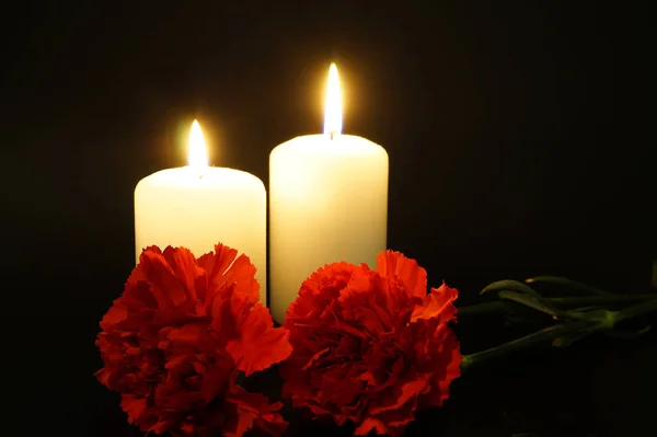 Dos velas encendidas con flores . Imagen De Stock