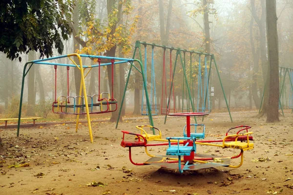雾蒙蒙的公园里空荡荡的游乐场 — 图库照片