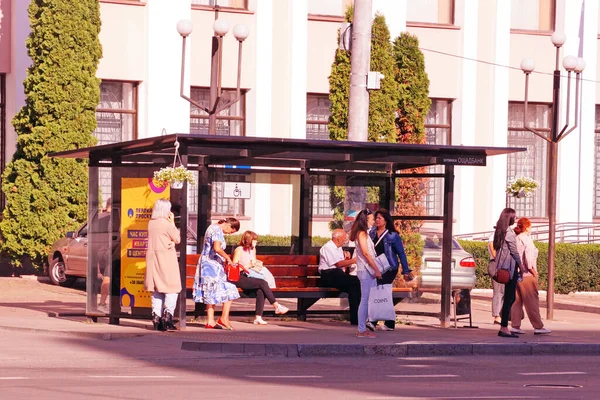 Khmelnytskyi Ucrania Septiembre 2020 Personas Esperando Autobús Una Parada Autobús —  Fotos de Stock