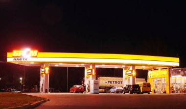 Khmelnytskyi, Ukrayna - 25 Eylül 2020: BRSM Nafta benzin istasyonu, gece. 1992 yılında kurulan ve Ukrayna 'nın her bölgesinde temsil edilen 195 benzin istasyonundan oluşan ulusal bir ağ..