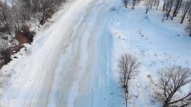 겨울 강 얼음으로 덮여 — 비디오