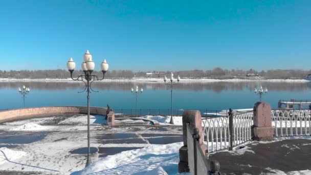 Verschneite Stadt im Winter und Flussanlegestelle — Stockvideo