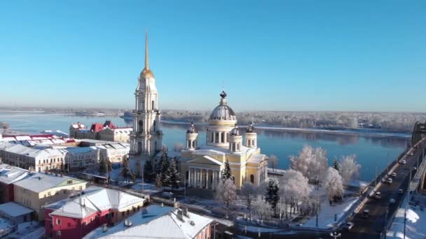 Снежный город зимой и речной пирс — стоковое видео