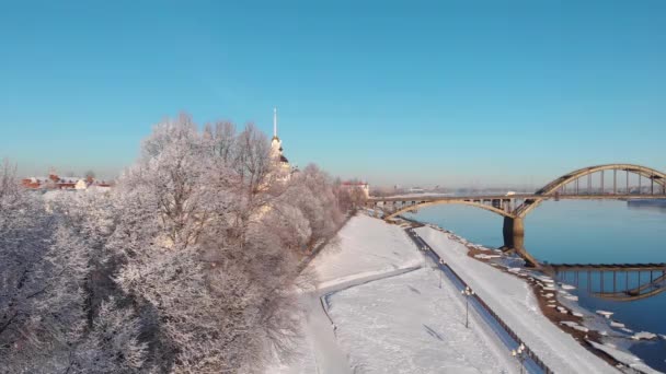 Снежный город зимой и речной пирс — стоковое видео