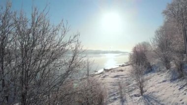 Kışın karlı şehir ve nehir iskelesi