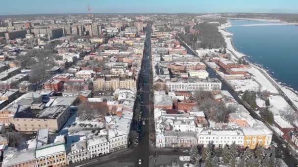 Χιονισμένη πόλη τον χειμώνα και την προβλήτα του ποταμού — Αρχείο Βίντεο